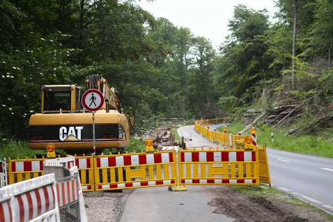 Verkehrssicherung mit Absperrung an einer Straßenbaustelle