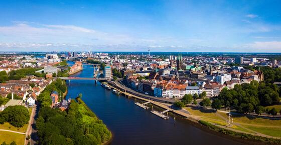Luftbild der Bremer Innenstadt mit Weser und Altstadt