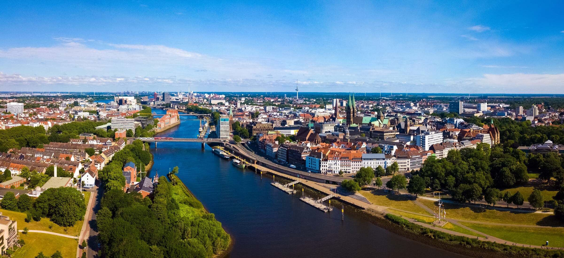 Luftbild der Bremer Innenstadt mit Weser, Altstadt und Weserbrücken, Einsatzgebiet für GW129 Schulungen