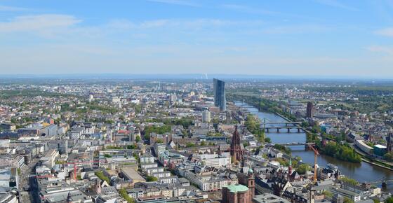 Luftbild der Frankfurter Innenstadt mit Skyline und Main