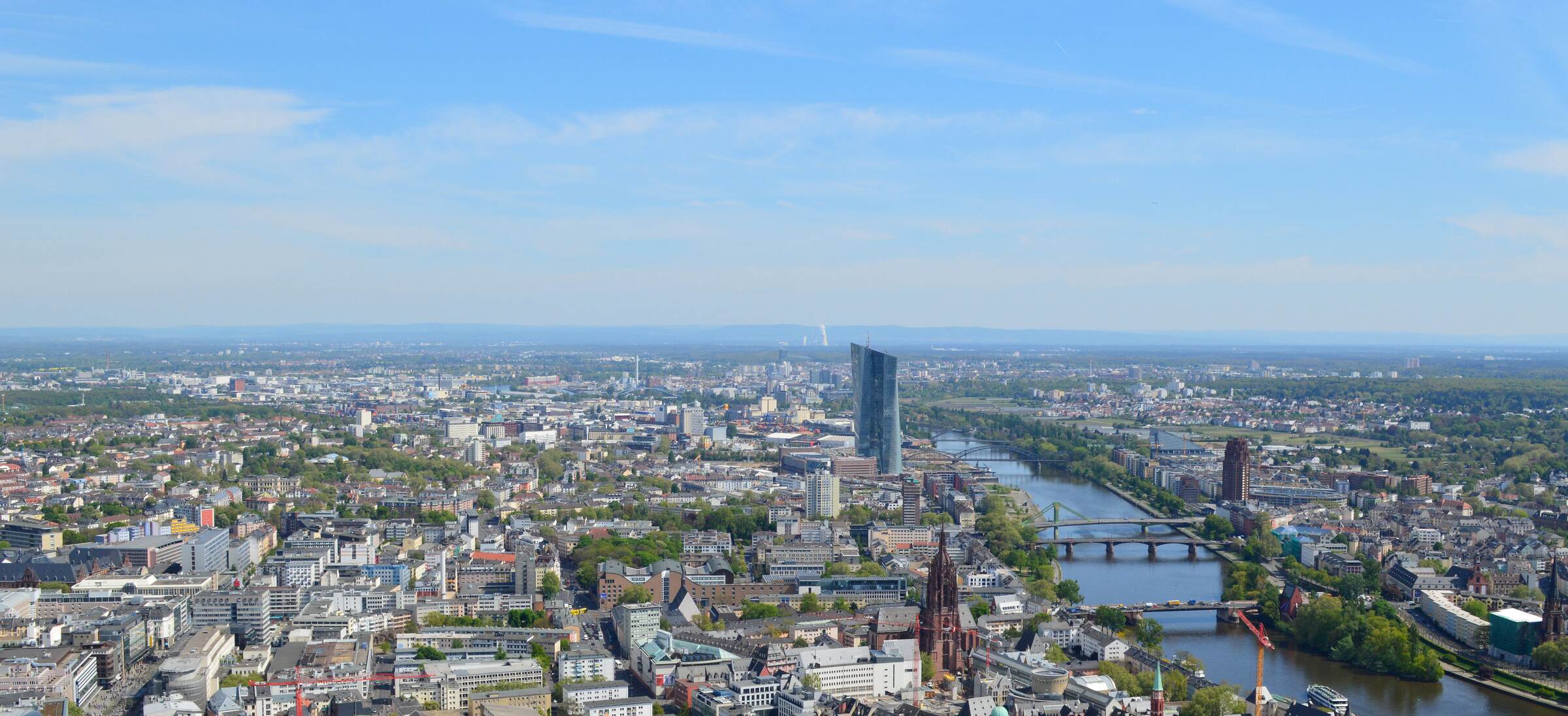 Blick über die Frankfurter Innenstadt mit Skyline und Main, Einsatzgebiet für GW129 Schulungen