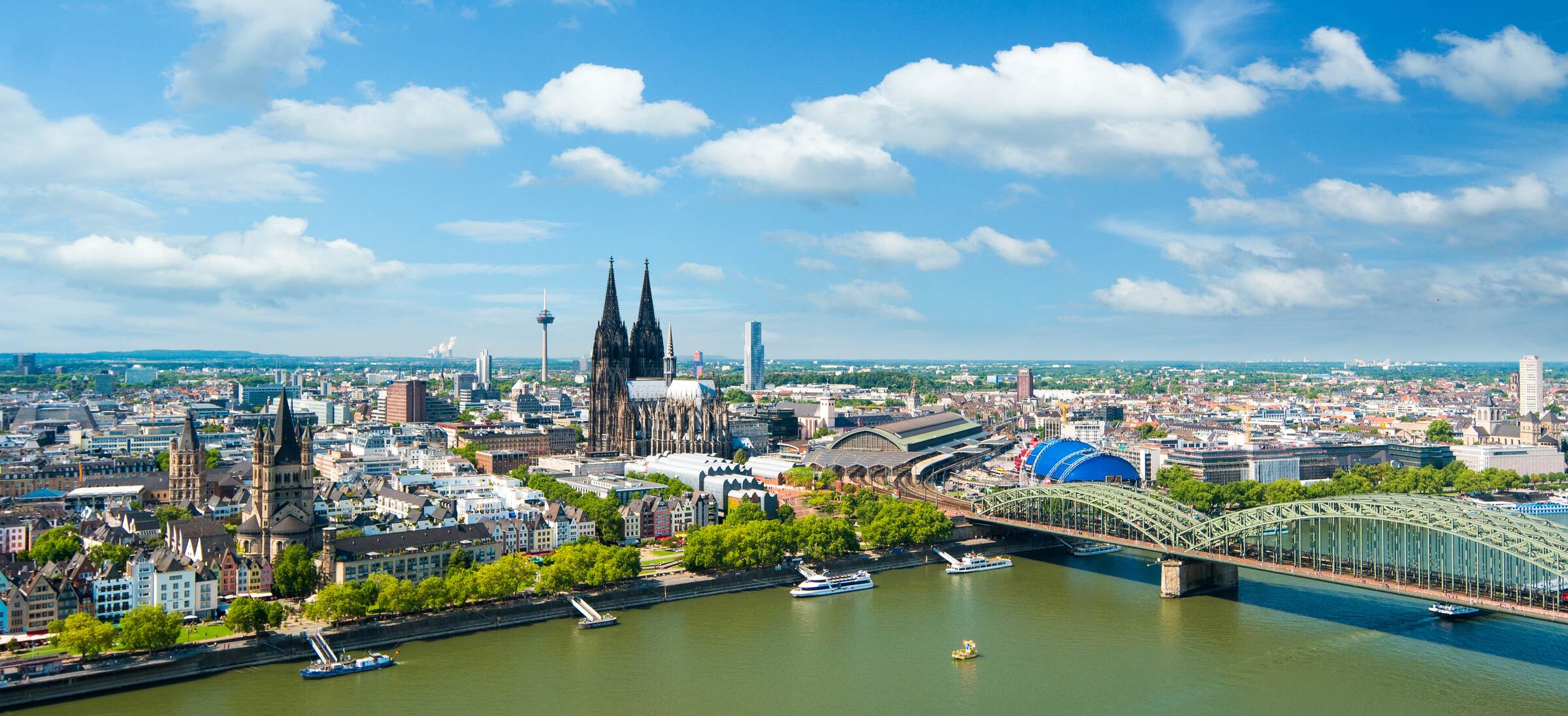 Luftbild der Kölner Innenstadt mit Dom, Hohenzollernbrücke und Rhein, Einsatzgebiet für GW129 Schulungen