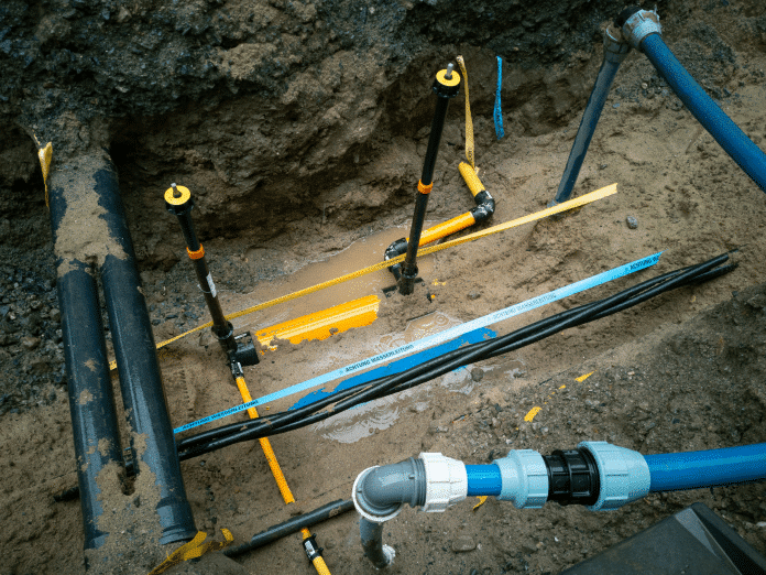 Freigelegte Versorgungsleitung auf einer Baustelle