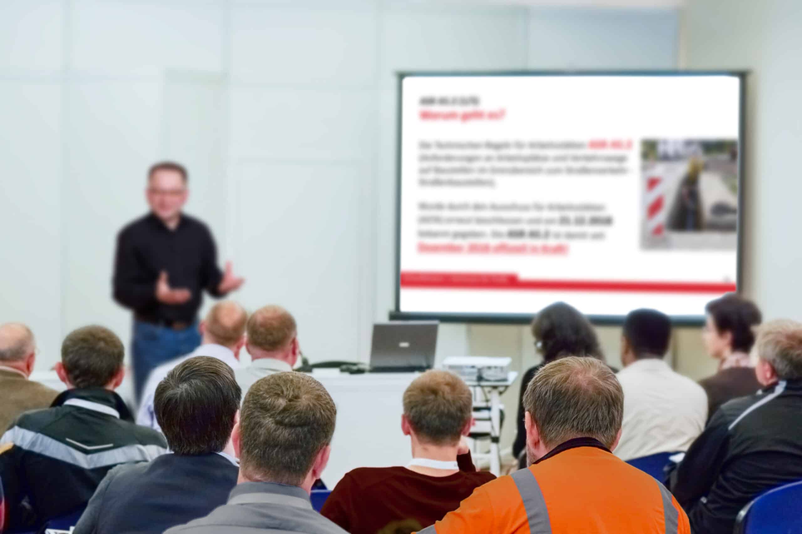 Trainer bei einer GW129 Live-Schulung mit Teilnehmenden